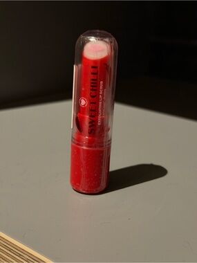 Makeup Revolution Sweet chili Exfoliating Lip Scrub - Red